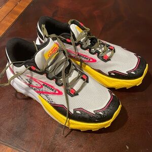Women size 10 Caldera Brooks
